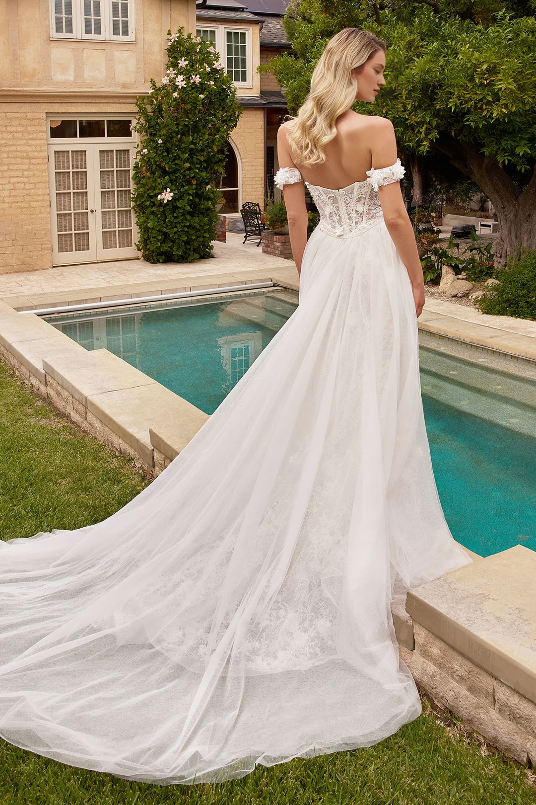 Abito da sposa lungo senza spalline con decalcomania floreale 3D